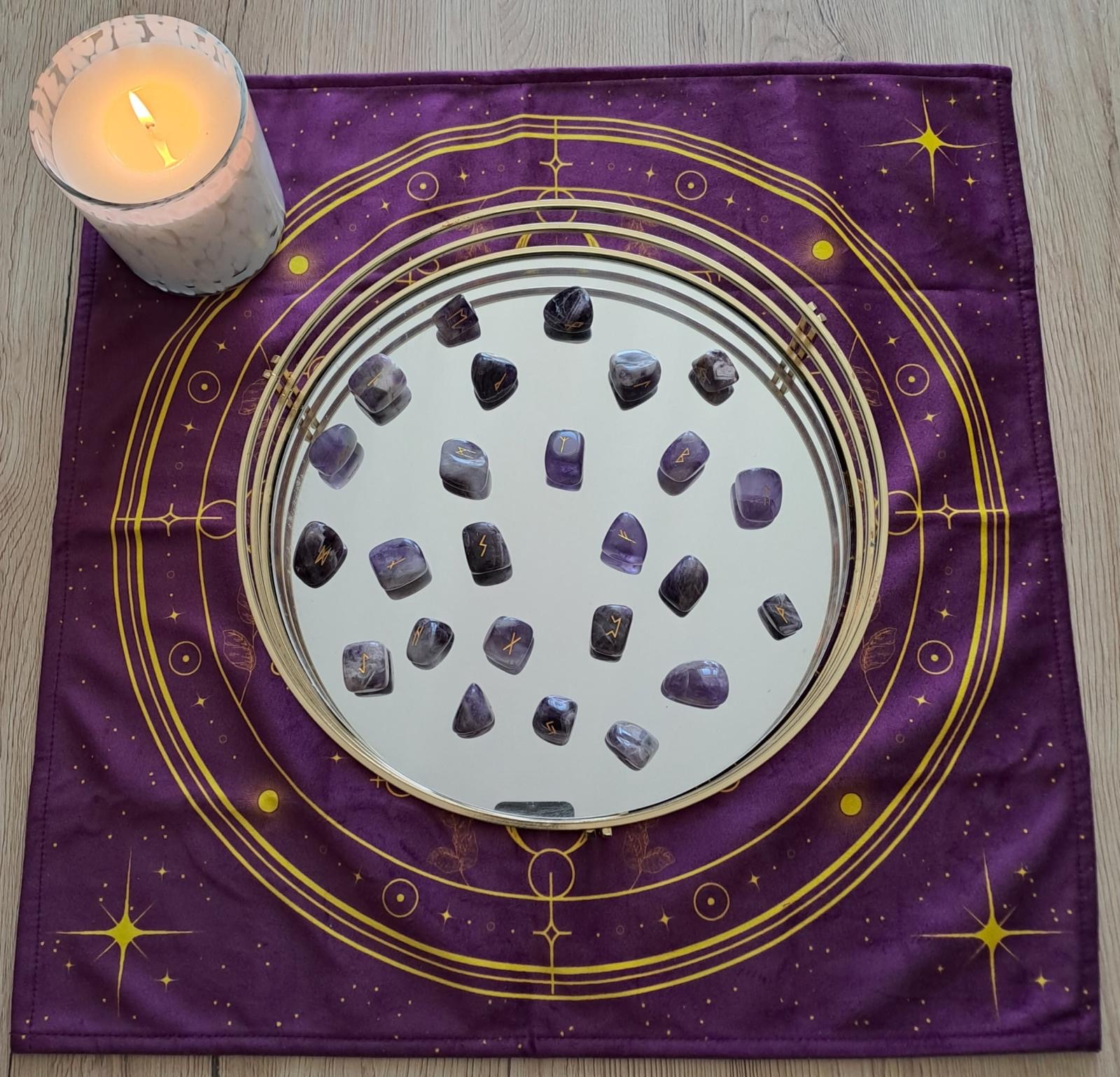 Pierres de lithothérapie posées sur un miroir